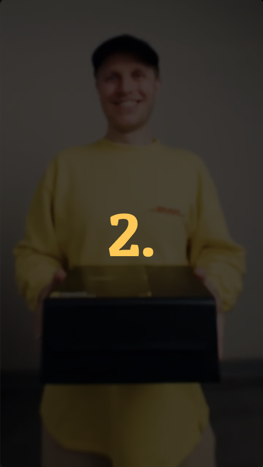 Ein Mann mit gelbem DHL Pulli streckt eine schwarze Mehrweg-Verpackung von Ravioli in die Kamera.